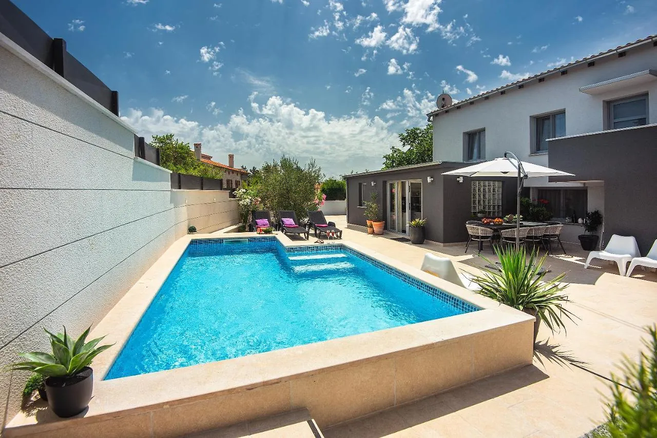 Holiday Home Zoya Liznjan 0*,